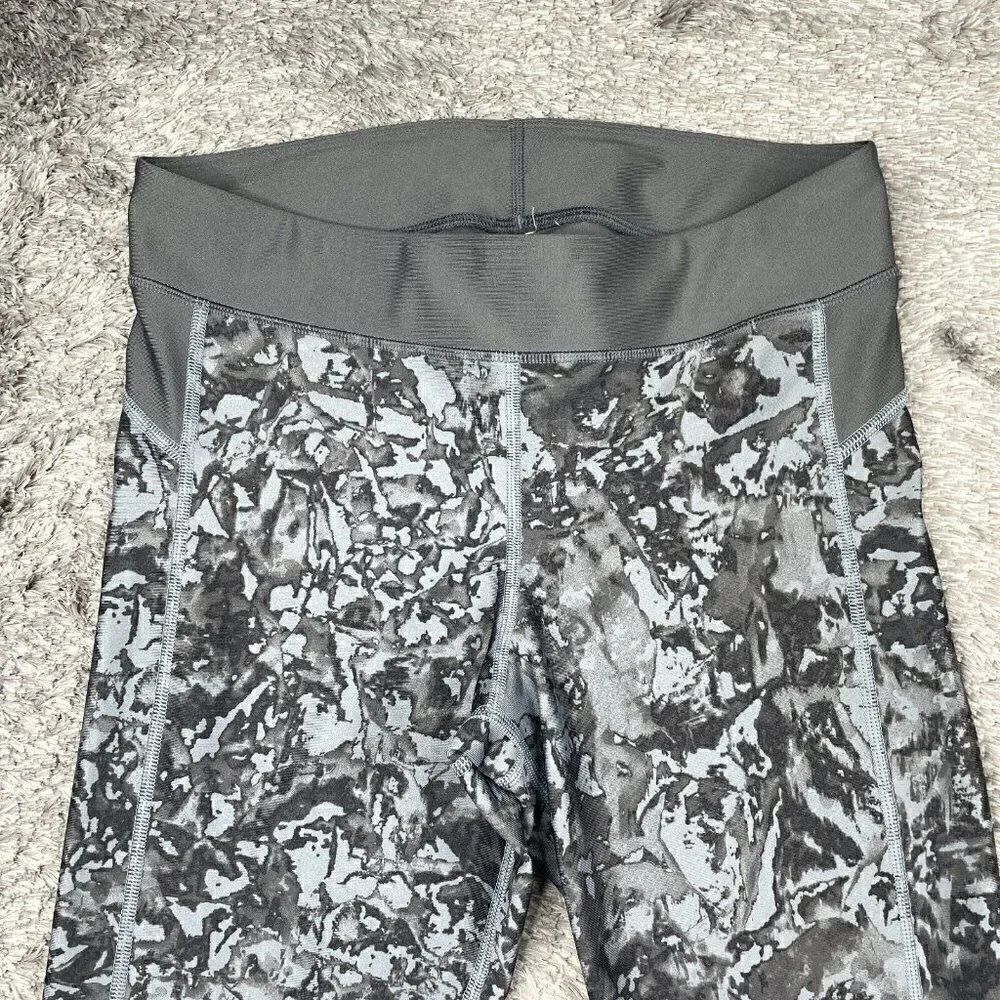 Under Armour Compression Capri Legging Gray Print - Picture 3 of 7